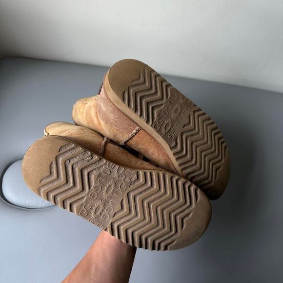 2000s UGG Classics Chestnut Winter Fur Lined Boots - Picture 6 of 8